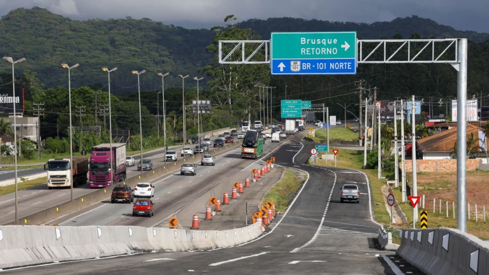Isopor sob o asfalto: blocos de poliestireno expandido (EPS) foram utilizados como aterro ultraleve para reduzir o peso sobre o solo mole e acelerar a execução da obra.