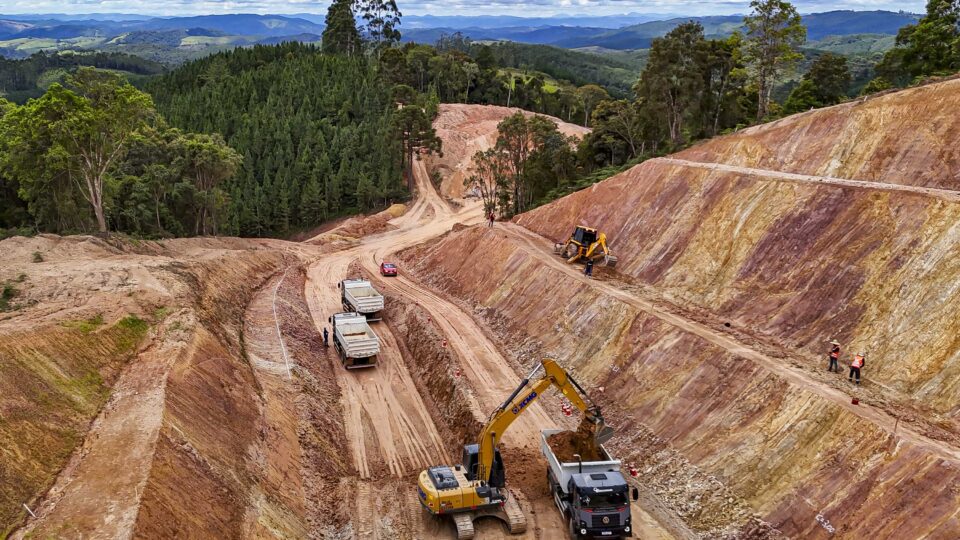 A pavimentação da PR-092 em Doutor Ulysses exige grandes cortes em encostas e movimentação intensa de terra em um dos trechos mais desafiadores da malha rodoviária do Paraná.