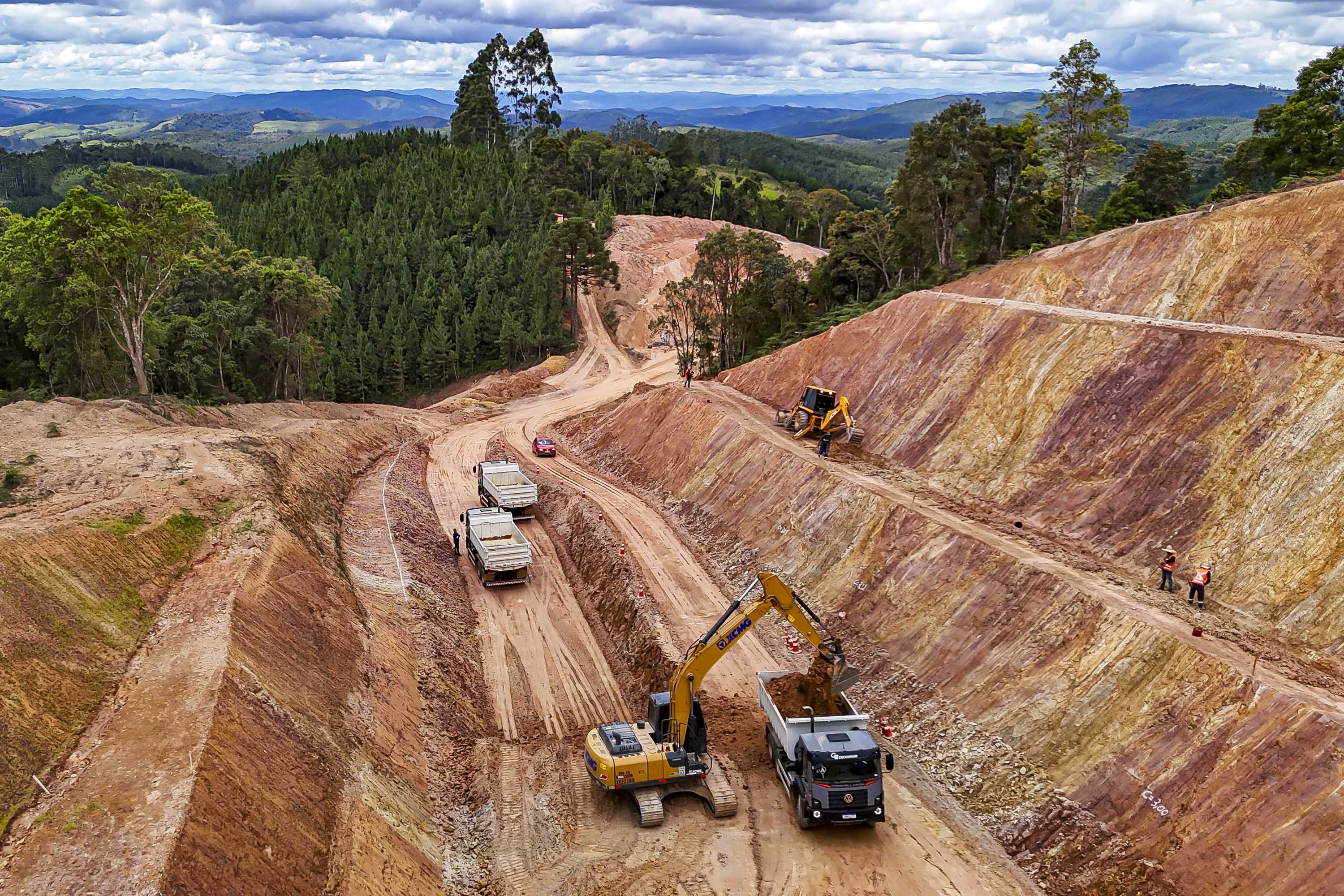 A pavimentação da PR-092 em Doutor Ulysses exige grandes cortes em encostas e movimentação intensa de terra em um dos trechos mais desafiadores da malha rodoviária do Paraná.
