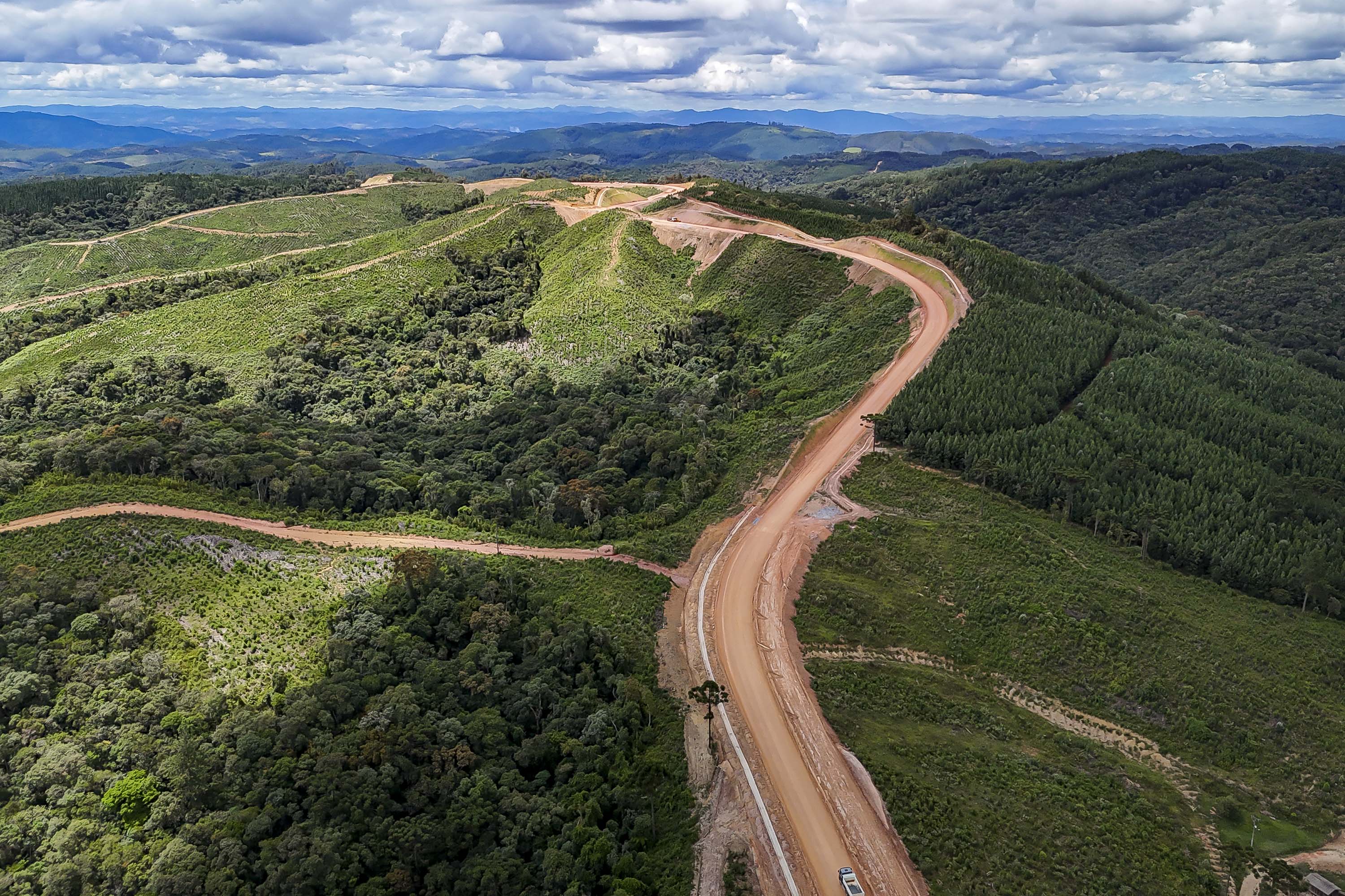 A rodovia PR-092 atravessa áreas de relevo montanhoso no Vale do Ribeira, região que por décadas dificultou o acesso asfaltado a Doutor Ulysses.