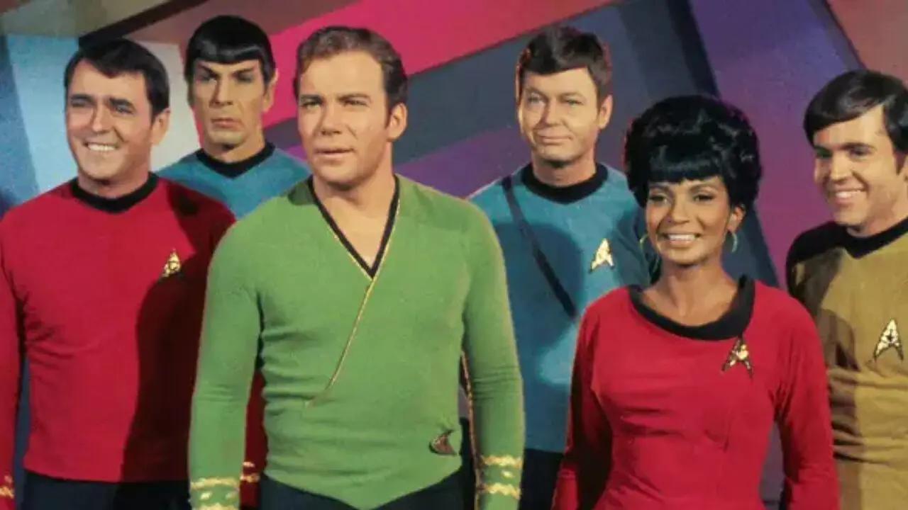 Tripulação da USS Enterprise na série clássica: mais que aventura espacial, a criação de Gene Roddenberry transformou a ficção científica em um laboratório ético sobre o futuro da humanidade