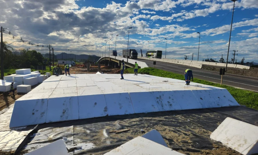 Uso de isopor sob o asfalto em obra envolvendo a mobilidade na BR-101