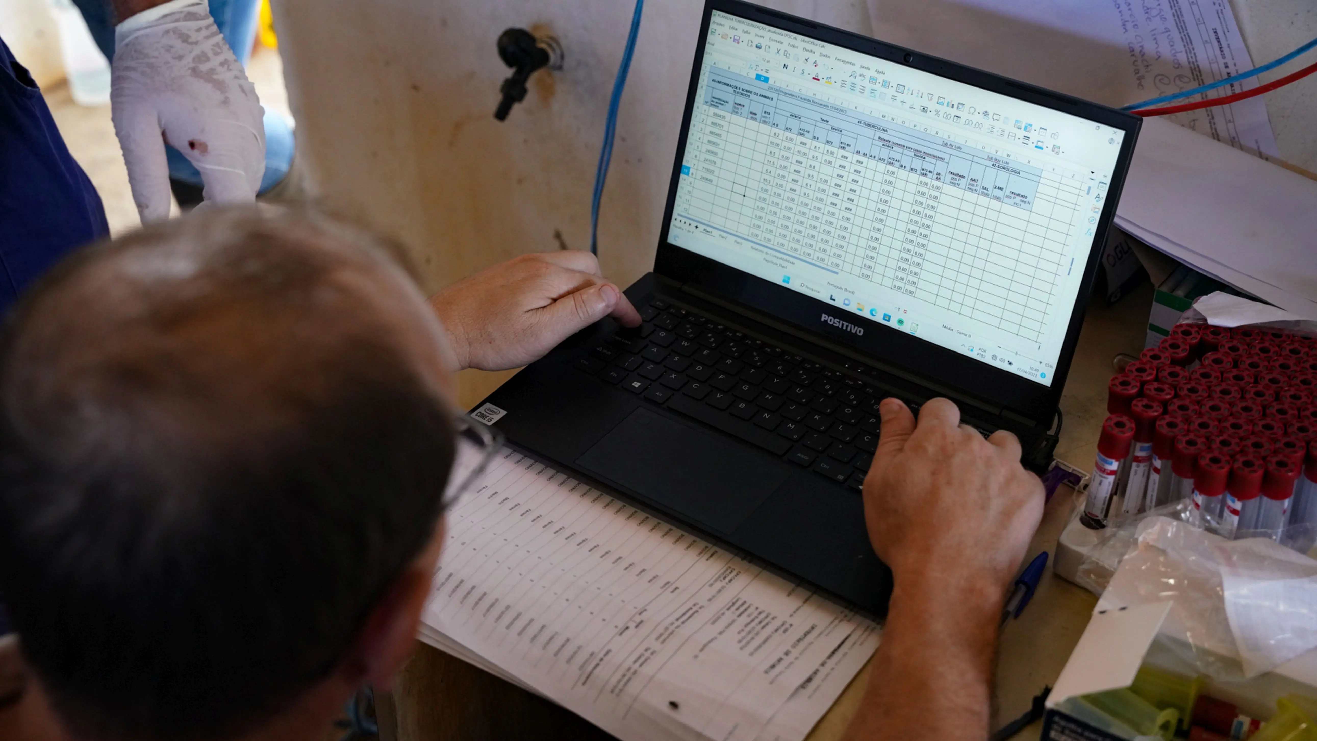 Registro e análise de dados sanitários em sistema digital reforçam o monitoramento em tempo real e a integração das ações de fiscalização no estado.