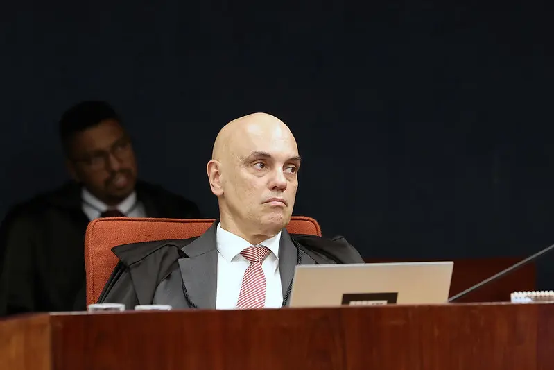 Moraes não menciona esclarecimentos da Polícia Penal do Paraná. A assinatura é de antes do ofício que informou a urgência na operação. 