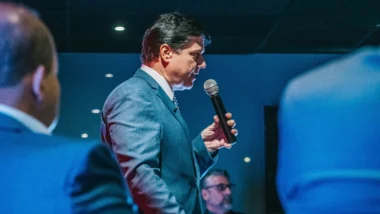 Caciques de pelo menos 17 diretórios estaduais do MDB entregaram ao presidente nacional da sigla, deputado federal Baleia Rossi, um manifesto por independência no cenário nacional e contra uma possível aliança eleitoral com o PT para as eleições de outubro.