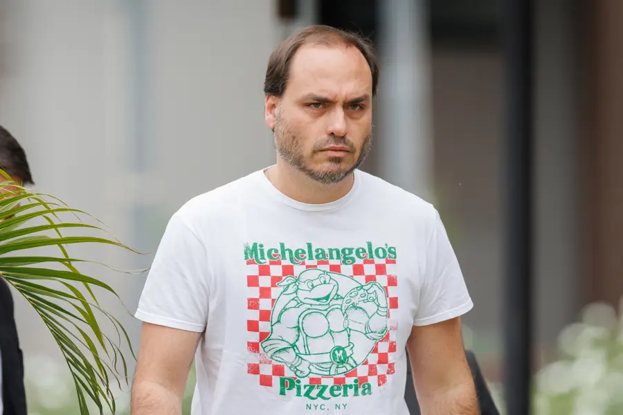 Com pré-candidatura reservada a Carlos, direita catarinense viu segunda candidatura oscilar entre Carol De Toni e Esperidião. Os dois devem disputar, mas a parlamentar receberá o apoio de Jair Bolsonaro. 