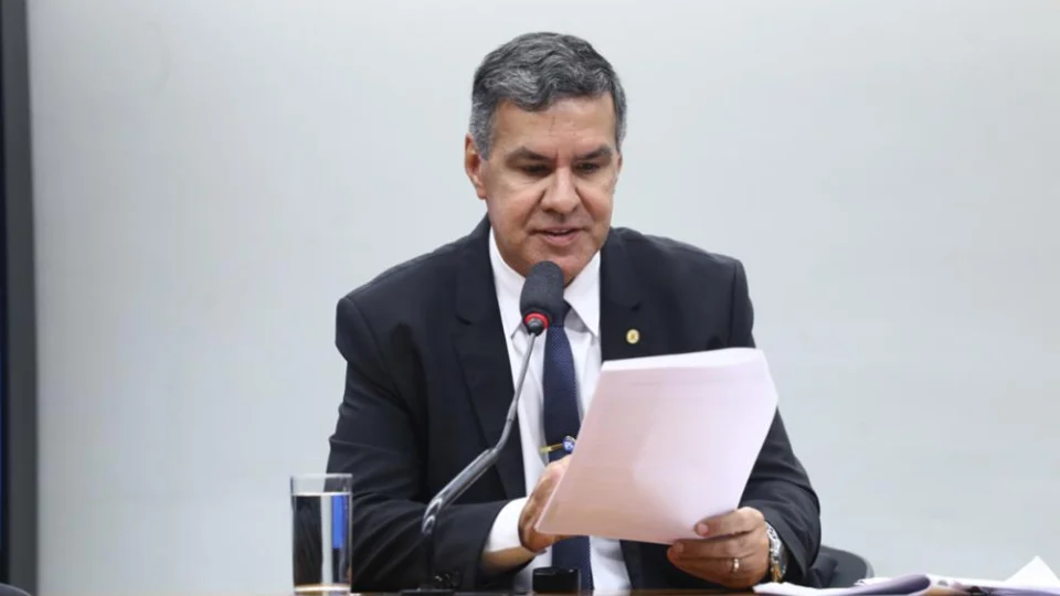 Capitão Augusto questiona equiparação de guardas civis à Polícia Militar e é o único do PL a se opor ao texto.