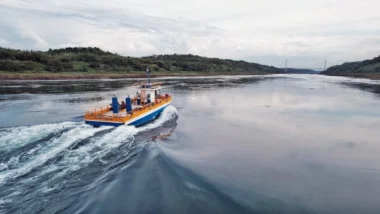 Balsa na região da tríplice fronteira foi projetada para transportar até 30 veículos e cerca de 120 passageiros por viagem, com travessia estimada em 20 minutos.