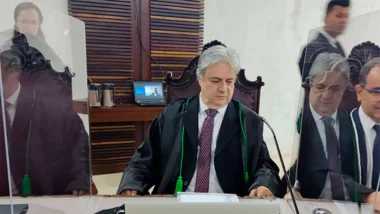 Maurício Requião sentado em frente a uma mesa