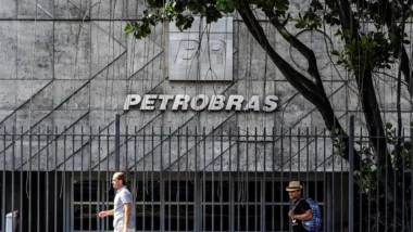 Fachada do edifício sede da Petrobras no Rio de Janeiro. A estatal nega defasagem no preço dos combustíveis frente ao mercado internacional
