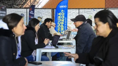 Feiras, mutirões e atendimentos itinerantes ajudam a ampliar a geração de empregos e aproximam trabalhadores de vagas em Curitiba.