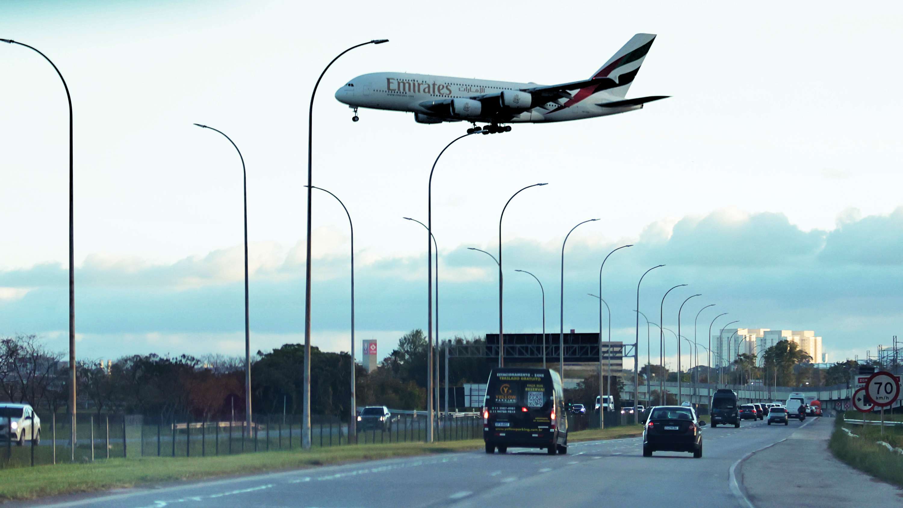 Avião pousando no Aeroporto Internacional de Guarulhos. O setor aéreo é um dos primeiros a absorver o choque da guerra no Irã