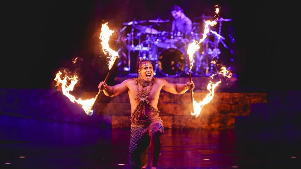 Em Alegría – In a New Light, o Cirque du Soleil combina acrobacias, música ao vivo e narrativa visual.