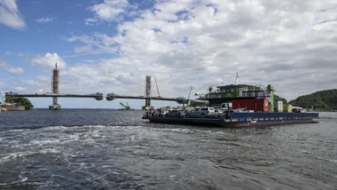 Inauguração da ponte encerra a histórica travessia de ferry-boat na Baía de Guaratuba.