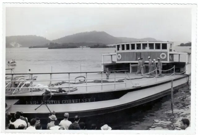 Embarcação de madeira “Airton Cornelsen” realizou as primeiras travessias na baía.