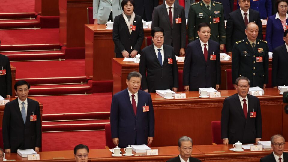 Preocupada, China tenta assegurar fluxo de petróleo em meio à guerra no Irã