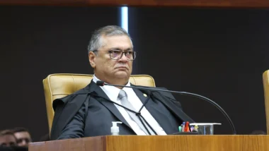 Ministro alegou que votação em bloco seria irregular e derrubou decisão que gerou indignação da bancada governista.