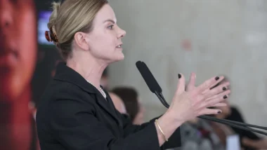 Ministra argumenta que viagem deveria ter sido declarada ao TSE.