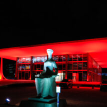 A política não pode ser terceirizada. A verdadeira vitória precisa vir das urnas, em eleições limpas e transparentes, não do capricho das togas. Imagem referente a matéria