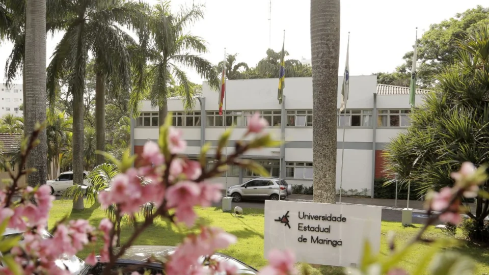 Foto da fachada da Universidade Estadual de Maringá