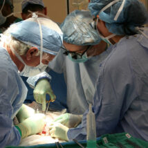 Em vez de três operações, nova técnica pode ser utilizada em apenas uma única cirurgia cardíaca. Imagem referente a matéria