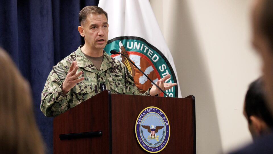 EUA atacam navio do Irã “do tamanho de porta-aviões da Segunda Guerra Mundial”