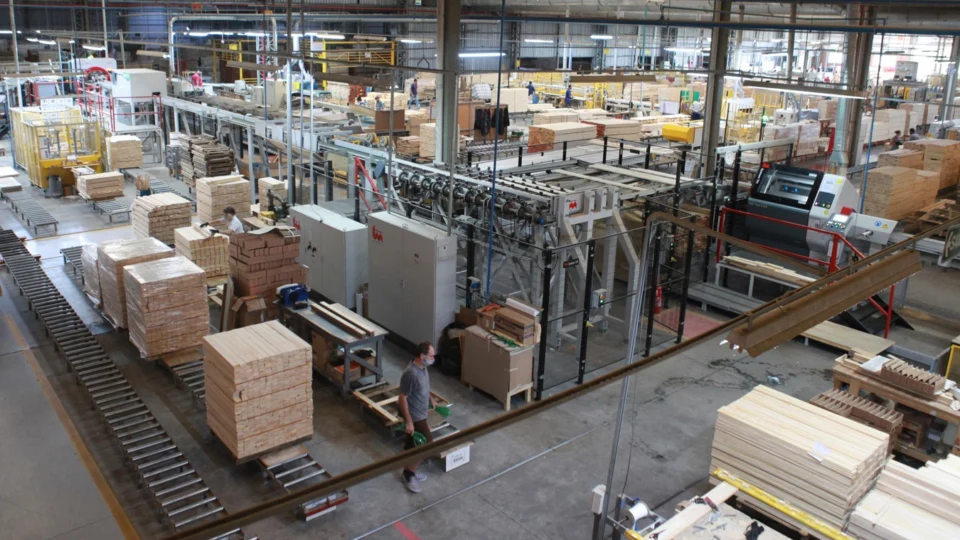 Indústria de móveis de madeira maciça, em São Bento do Sul (SC).