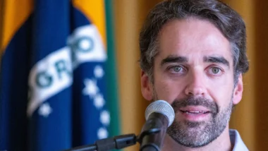 Governador critica polarização, equipara Master à Lava Jato e propõe "novo pacto pela governabilidade democrática".