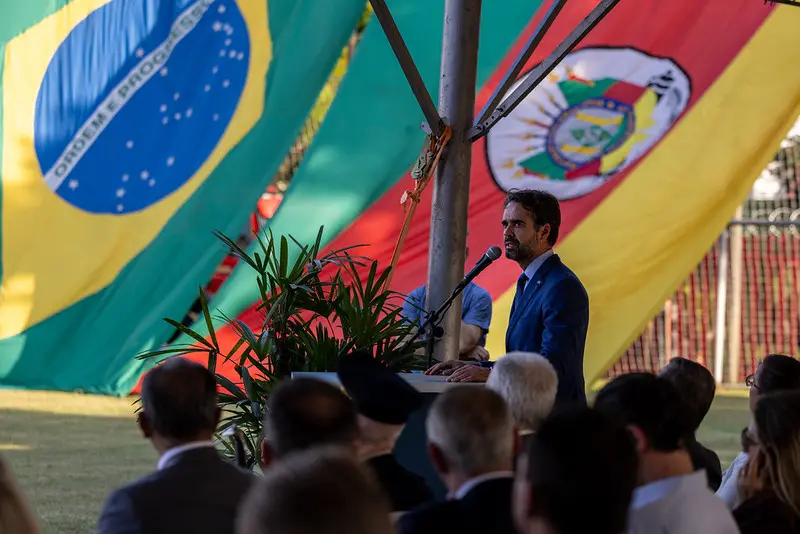 Eduardo Leite aposta em discurso anti-polarização e fala em responsabilidade fiscal, commodities e inteligência artificial. 