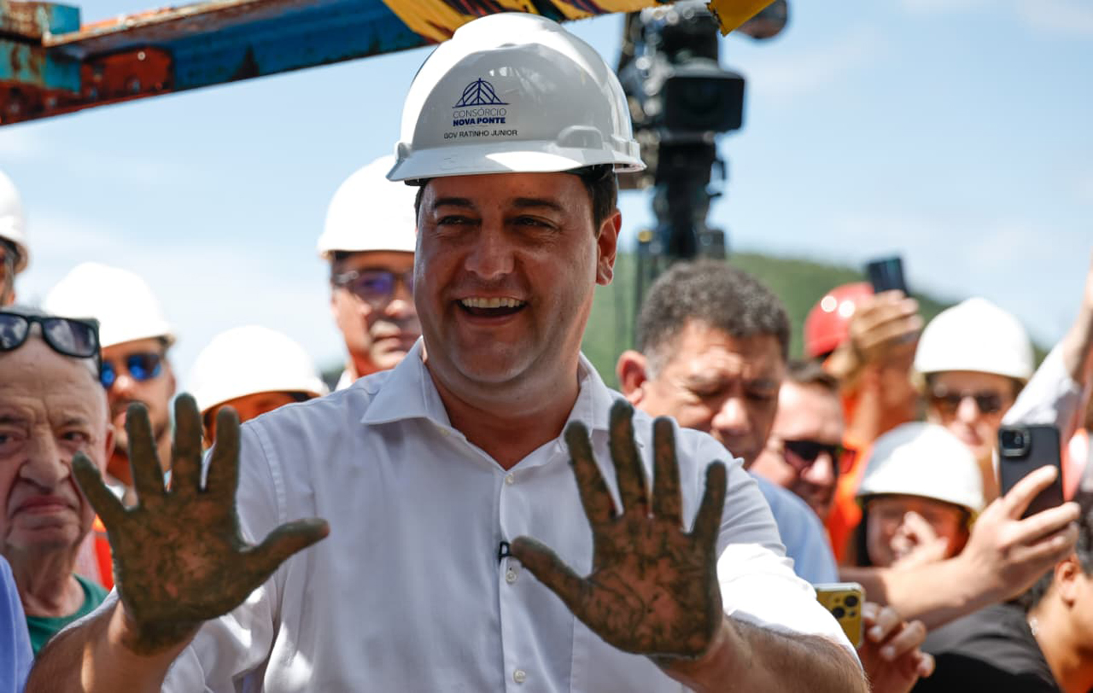 Ratinho Jr. finaliza concretragem da ponte antes de embarcar para série de eventos do PSD em São Paulo.