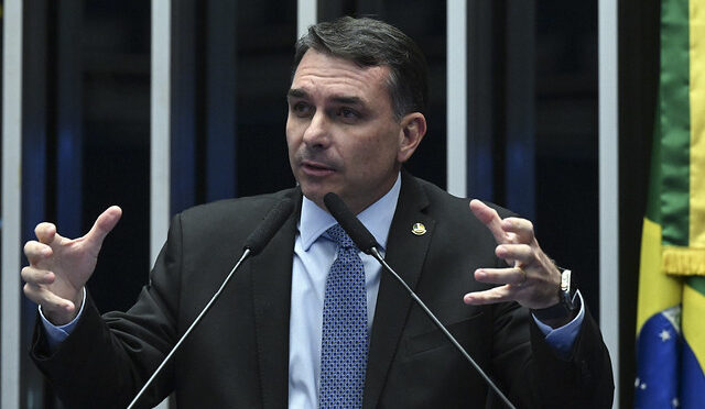 Justiça manda remover postagem que ligava Flávio Bolsonaro a escândalo do Master