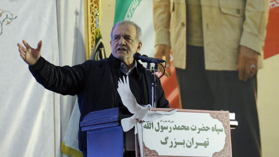 Pezeshkian se desculpa com países árabes atacados pelo Irã