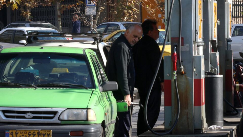 Irã passa a racionar gasolina diária após ataques de Israel