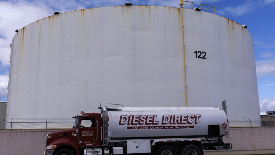 Ataques ameaçam abastecimento global de petróleo, diz Irã; preço saltou quase 30%