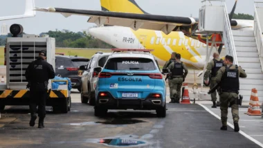 Agentes da PF conduzem Daniel Vorcaro à pista do aeroporto de São José dos Campos (SP) rumo a Brasília, na última sexta-feira (6).