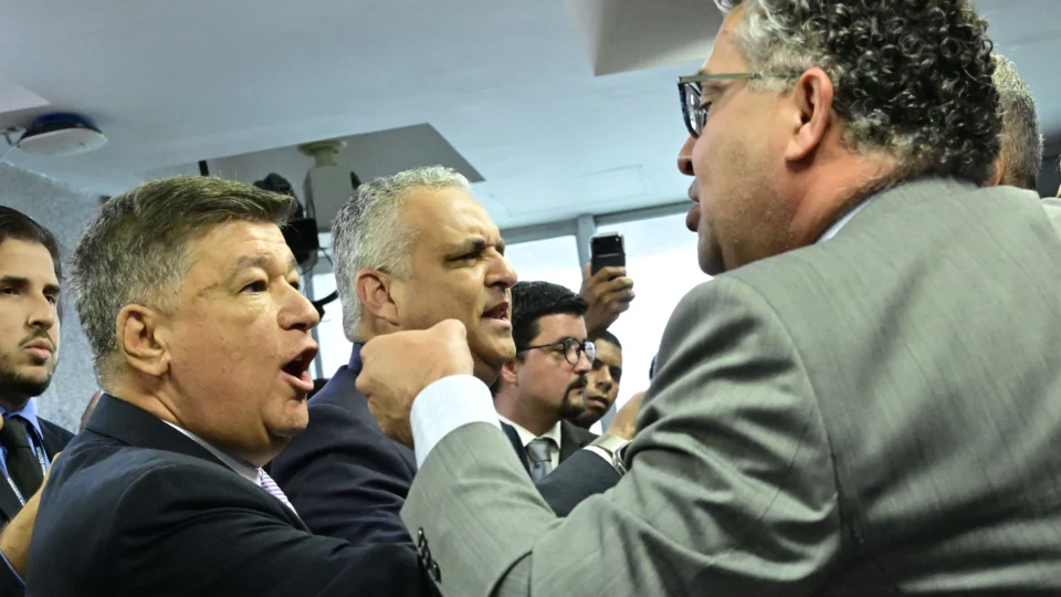 Após a aprovação da quebra de sigilos de Lulinha, a oposição comemorou e os governistas partiram para cima do presidente da CPMI, senador Carlos Viana (Podemos-MG). 