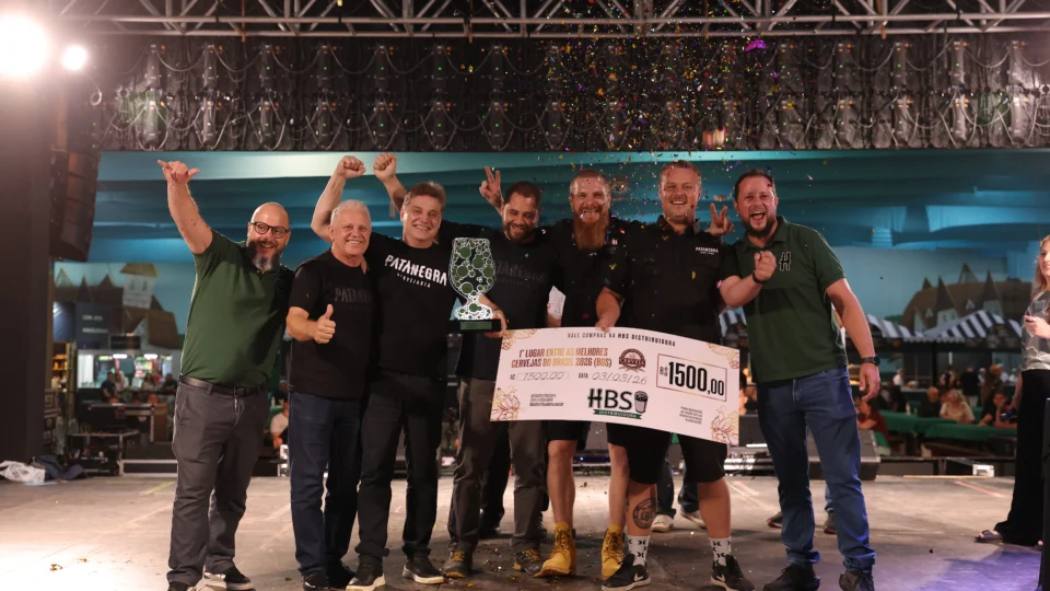 Equipe da Cervejaria Patanegra, de Pinhais (PR), celebra o prêmio de melhor cerveja do Brasil no 14º Concurso Brasileiro de Cervejas, realizado em Blumenau (SC), após vencer entre 2,7 mil rótulos avaliados por jurados nacionais e internacionais