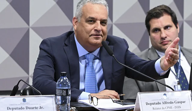 Senador Carlos Viana em coletiva de imprensa no Senado, cercado de microfones, falando sobre o ofício ao STF.