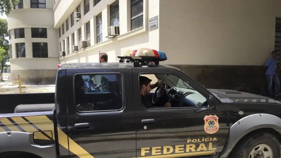 PF prende policiais civis do RJ suspeitos de extorquir traficantes do CV