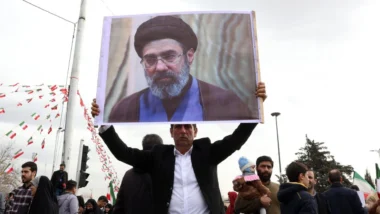 Iraniano segura um retrato de Mojtaba Khamenei: sucessor do pai é visto como uma figura ainda mais ligada ao aparato de segurança do regime