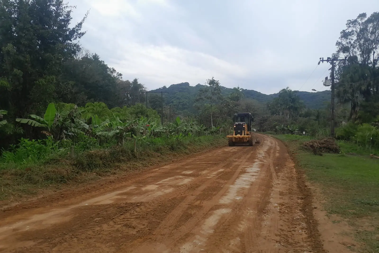 Guaraqueçaba é o último município do Paraná sem acesso rodoviário asfaltado; pavimentação da PR-405 ainda depende de estudos ambientais e de engenharia.