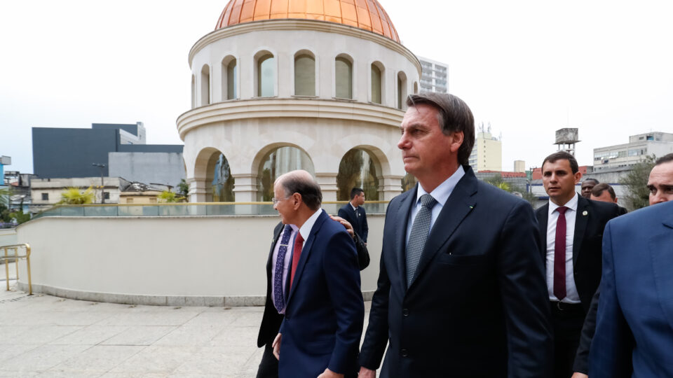 “Último Bolsonaro enforcado nas tripas de pastor”: tribunal acata recurso contra Universal