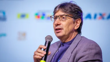 Pochmann tomou posse na sede do sindicato, mas decisões unilaterais geraram desgaste com os servidores.