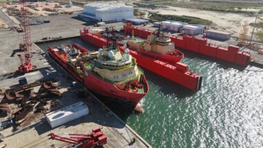 Navios terão bancos de baterias para armazenamento de energia durante as operações.