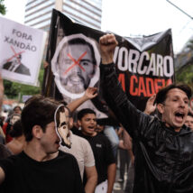 Manifestação em frente a sede do Banco Master contra o banqueiro Daniel Vorcaro. Imagem referente a matéria