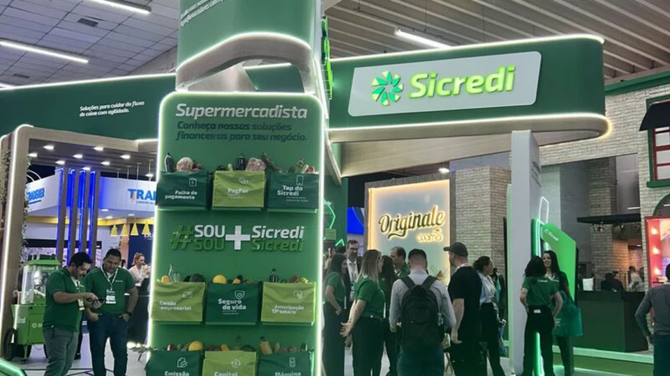 Mais de 50 colaboradores do Sicredi atuam na ExpoApras para orientar empreendedores sobre as melhores ferramentas de gestão e crédito para o varejo.