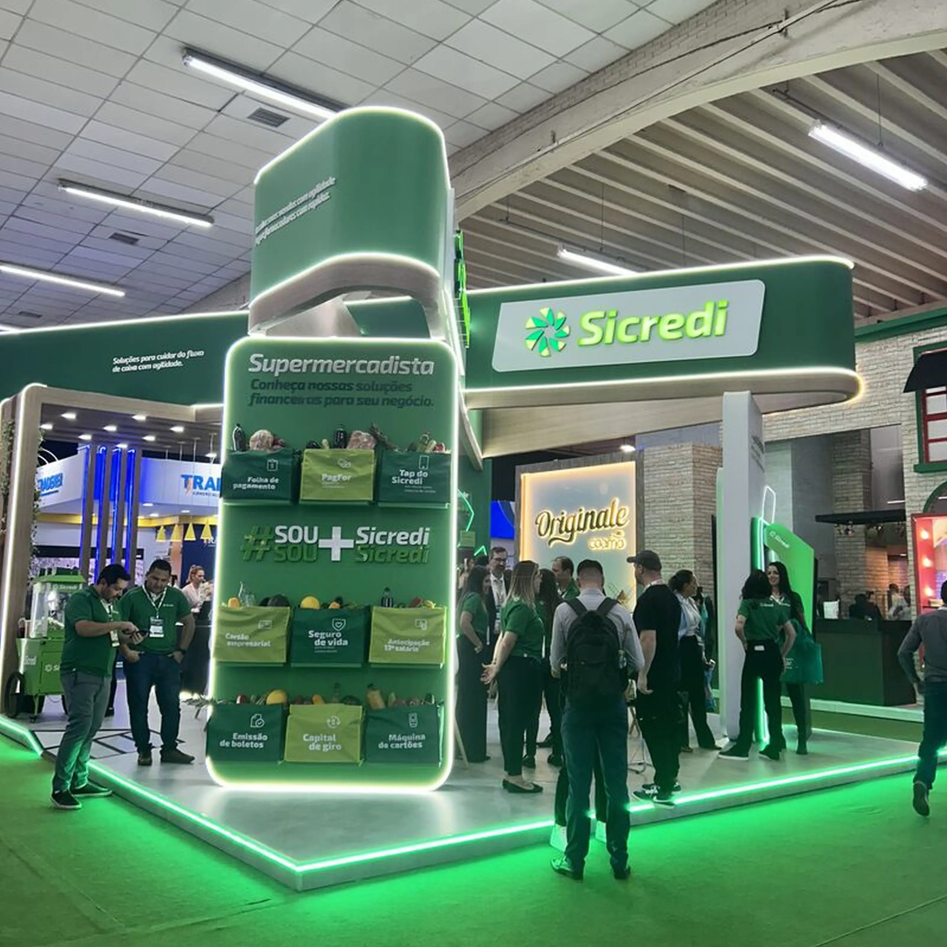 Mais de 50 colaboradores do Sicredi atuam na ExpoApras para orientar empreendedores sobre as melhores ferramentas de gestão e crédito para o varejo.