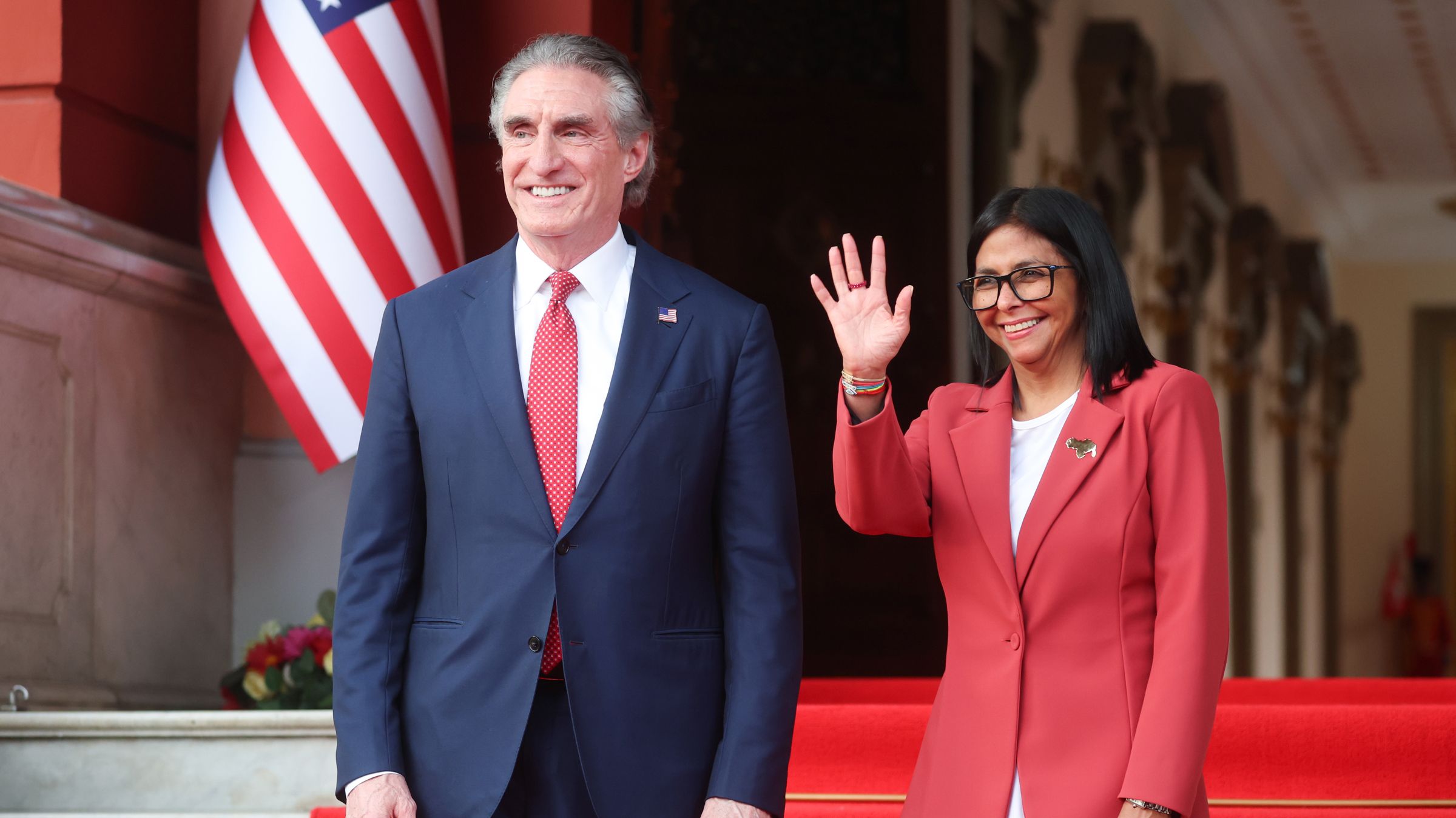 O secretário do Interior dos Estados Unidos, Doug Burgum, e a ditadora venezuelana Delcy Rodríguez, durante encontro em Caracas em 4 de março.