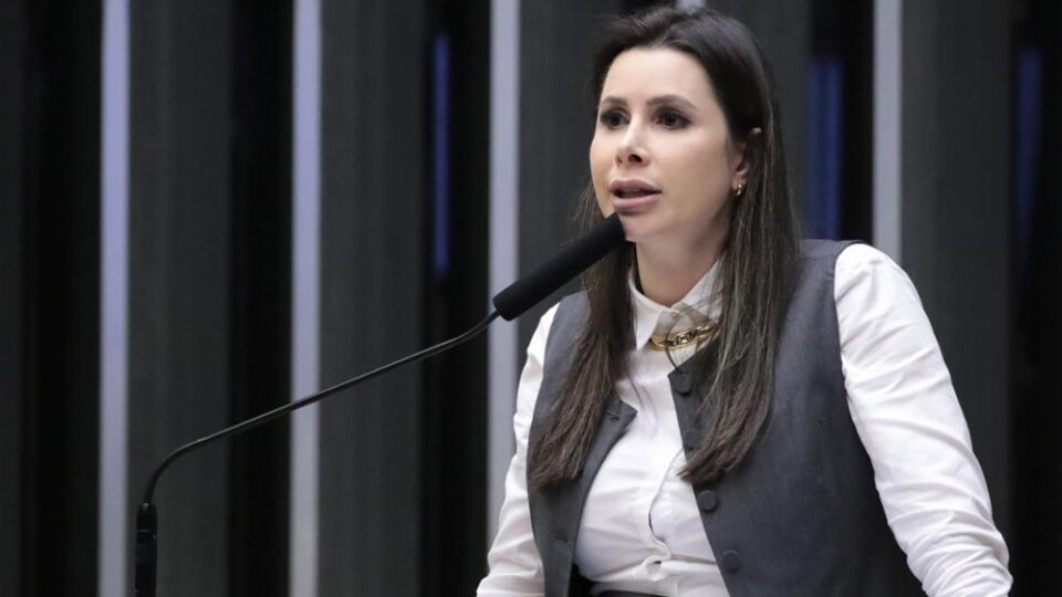 Deputada pede que Moraes explique mensagens com Vorcaro na CCJ