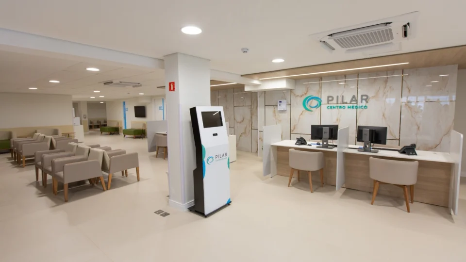 Recepção do Pilar Centro Médico, estrutura moderna voltada ao atendimento ágil e ao conforto dos pacientes.